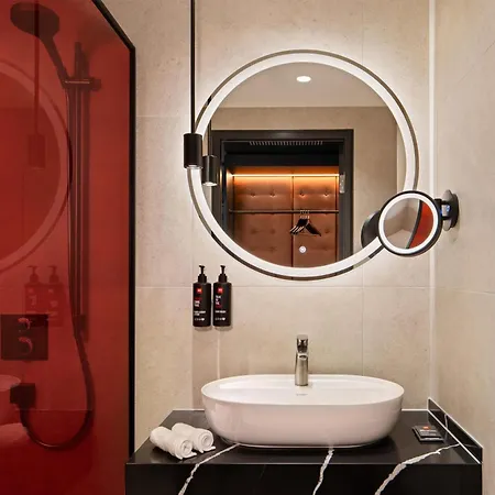 Radisson Red ホテル