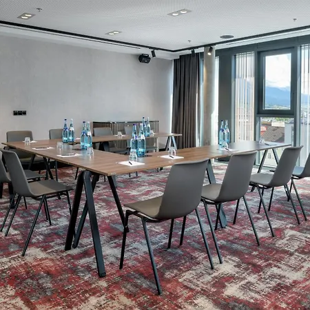 ホテル Radisson Red 4*